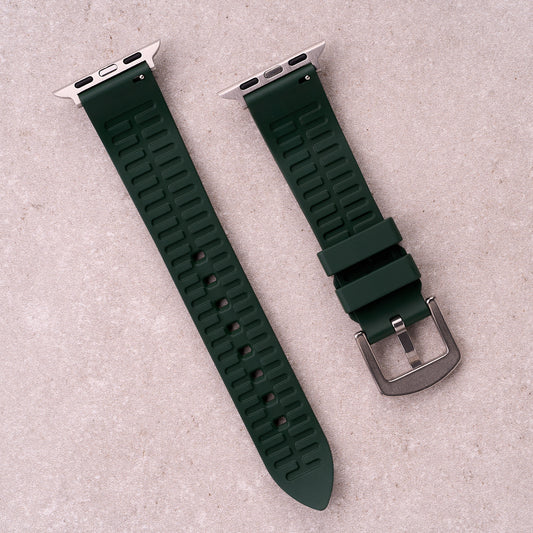 The Callaway FKM rubber Apple Watch band in Forest Green, back view showing the quick release pin and strap size marking
